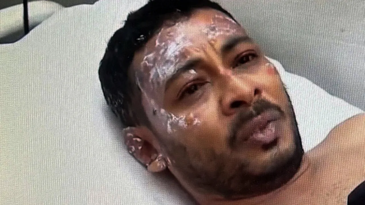 শিক্ষার্থীরা ক্লাস থেকে বের হওয়ার জন্য লাইনে দাঁড়িয়েছিল