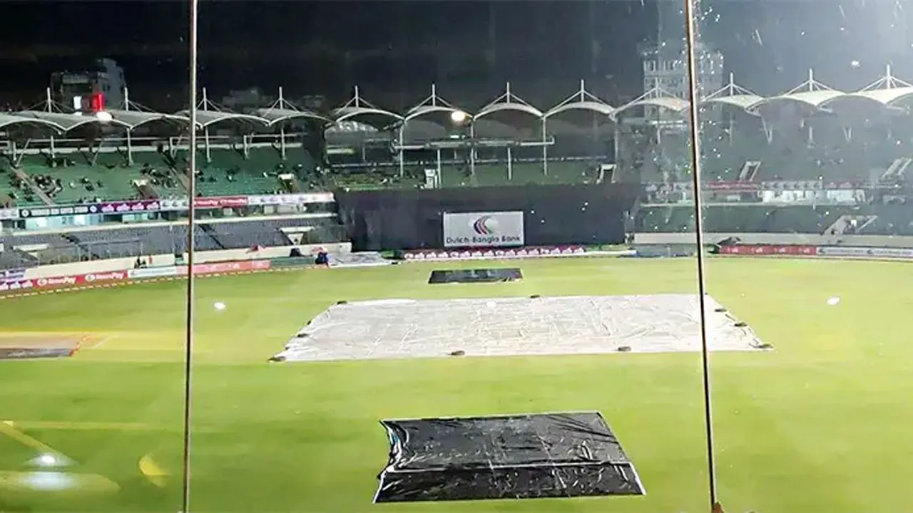 বৃষ্টির পর ফের খেলা শুরু, কঠিন চ্যালেঞ্জের সামনে বাংলাদেশ