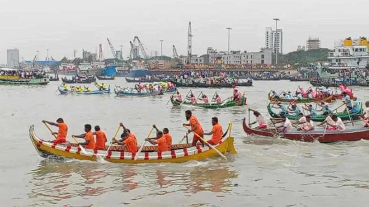 Playing-Sampan-in-Karnaphuli
