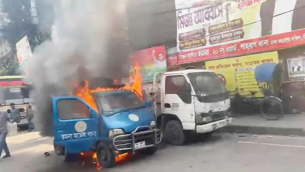 ব্যাটারির ত্রুটিতে রাজধানীতে পুলিশের গাড়িতে আগুন