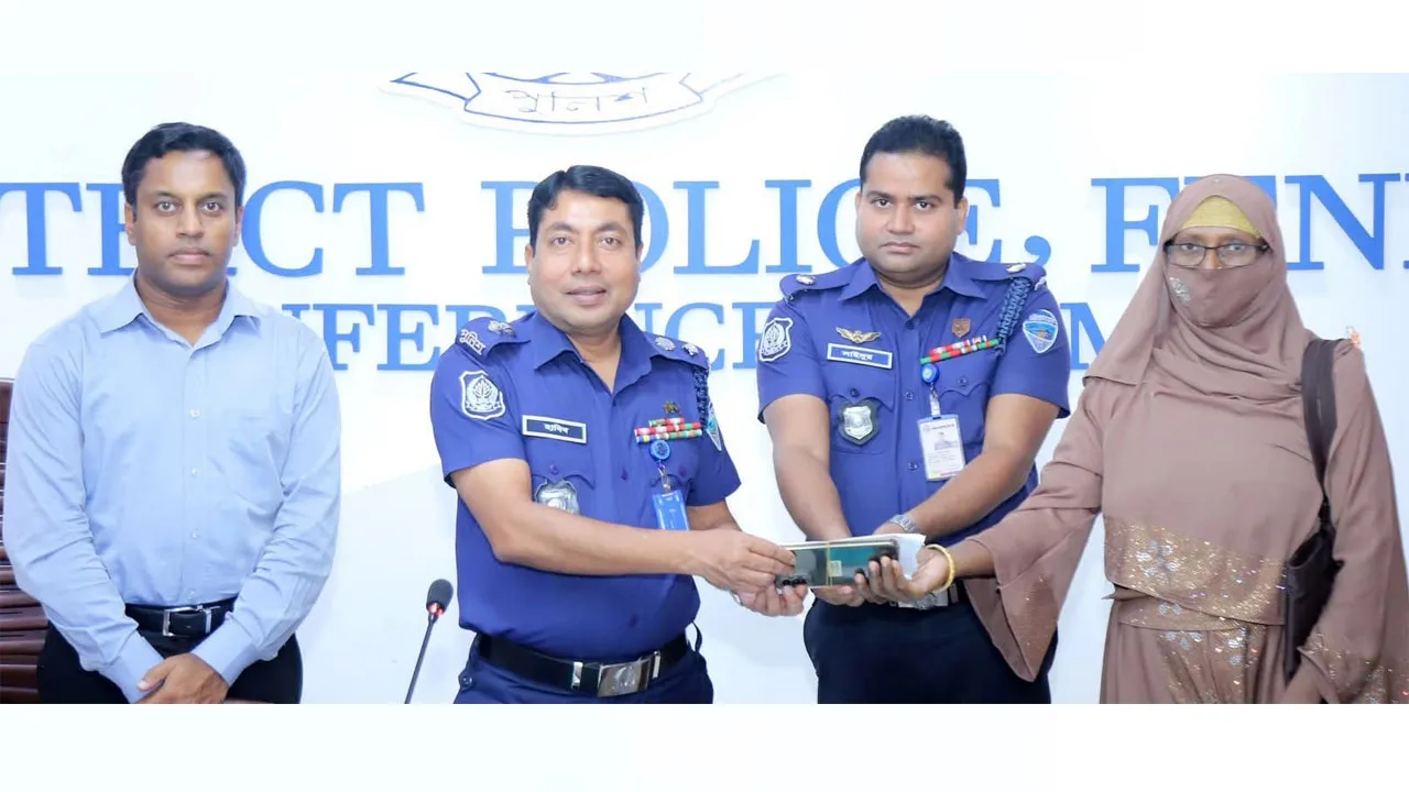 ফেনীতে ৭০টি হারানো মোবাইল উদ্ধার করে বুঝিয়ে দিলো পুলিশ