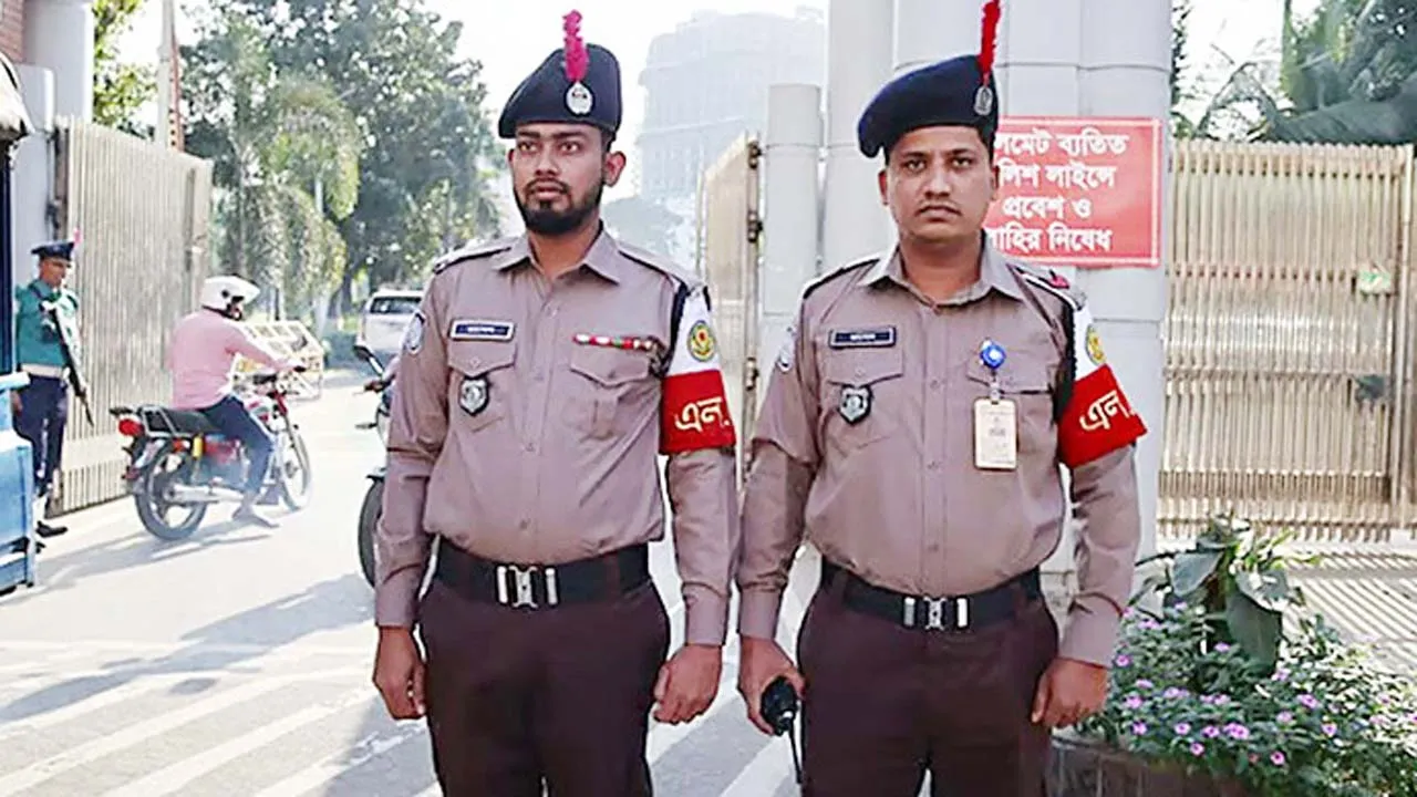 মহানগর ও বিশেষায়িত ইউনিটে নতুন পোশাকে পুলিশ