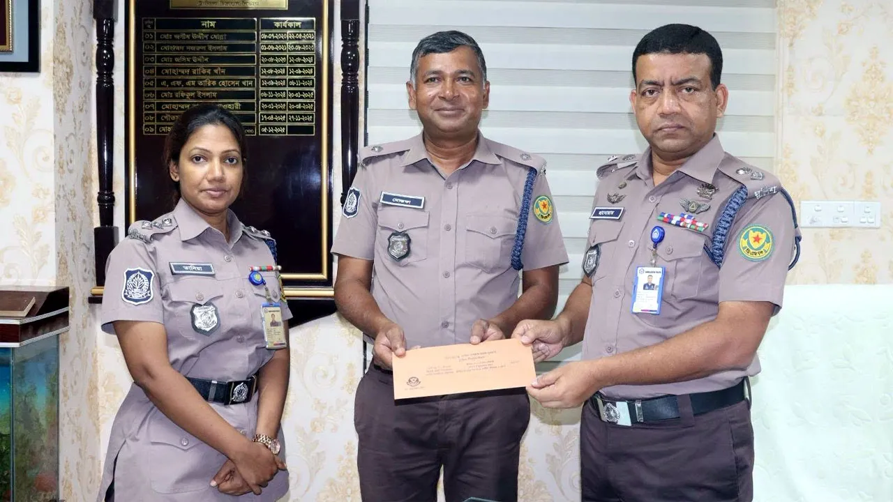 সাহসিকতার পুরস্কার পেলেন ইন্সপেক্টর গোলাম মোস্তফা
