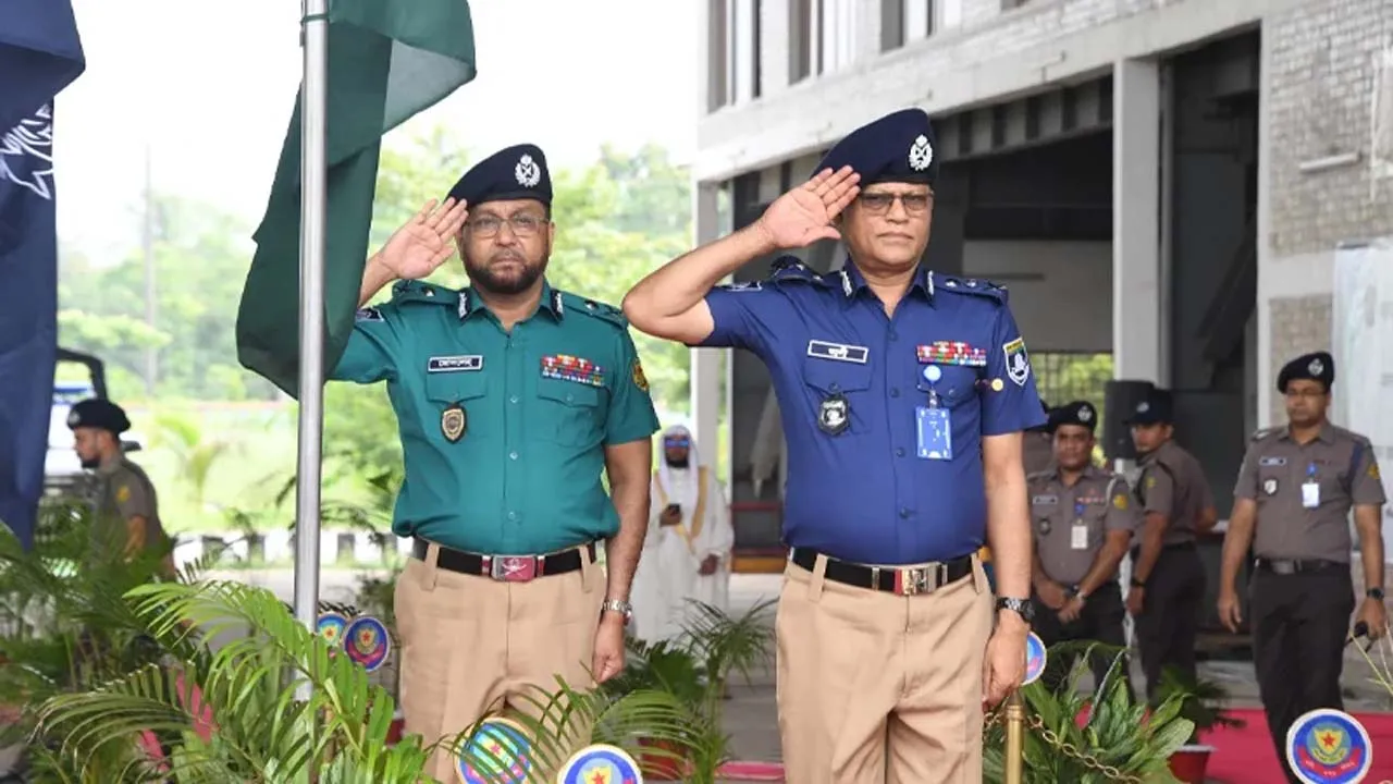 নতুন পোশাকে বাংলাদেশ পুলিশ