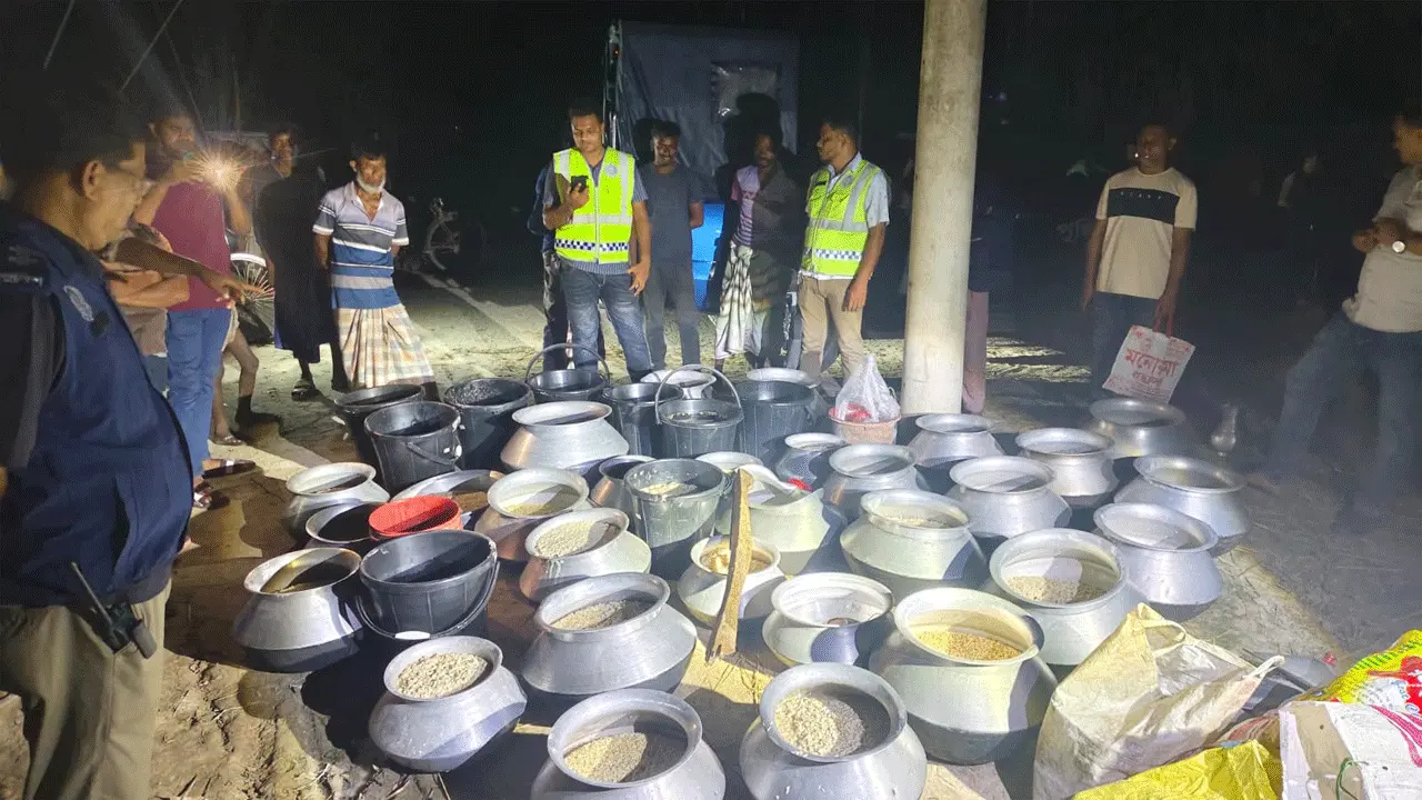 পোরশায় মদ তৈরীর উপকরণসহ চোলাই মদ জব্দ