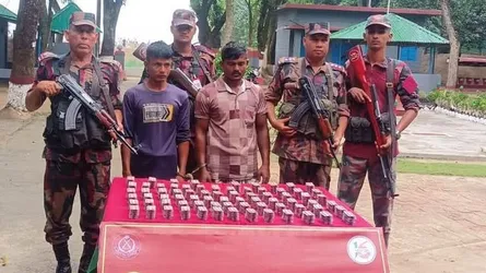 পোরশায় ভারতীয় নিষিদ্ধ ট্যাপেন্টাডল ট্যাবলেটসহ আটক ২