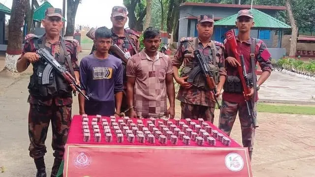 পোরশায় ভারতীয় নিষিদ্ধ ট্যাপেন্টাডল ট্যাবলেটসহ আটক ২