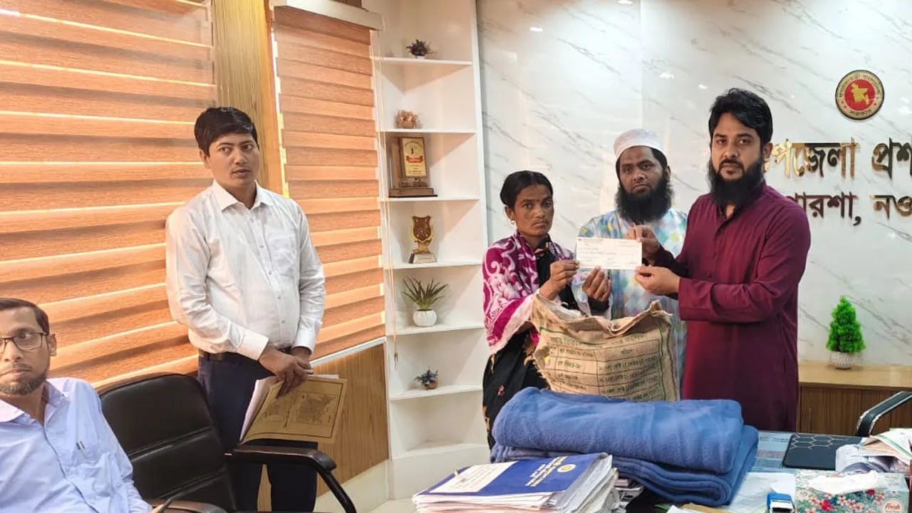 পোরশায় আগুনে ক্ষতিগ্রস্ত ২ পরিবারকে প্রশাসনের সহায়তা প্রদান