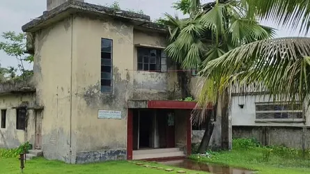 কাঁঠালিয়ায় ঝুঁকিপূর্ণ ভবনে চলছে ডাকঘরের কার্যক্রম
