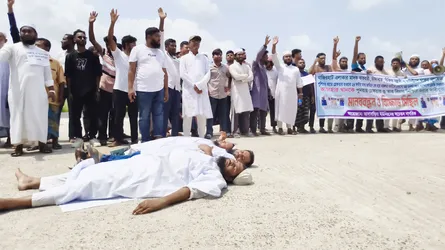 জামিনে বেরিয়েই বাদীকে প্রাণনাশের হুমকি, কাফনের কাপড় পরে মানববন্ধন