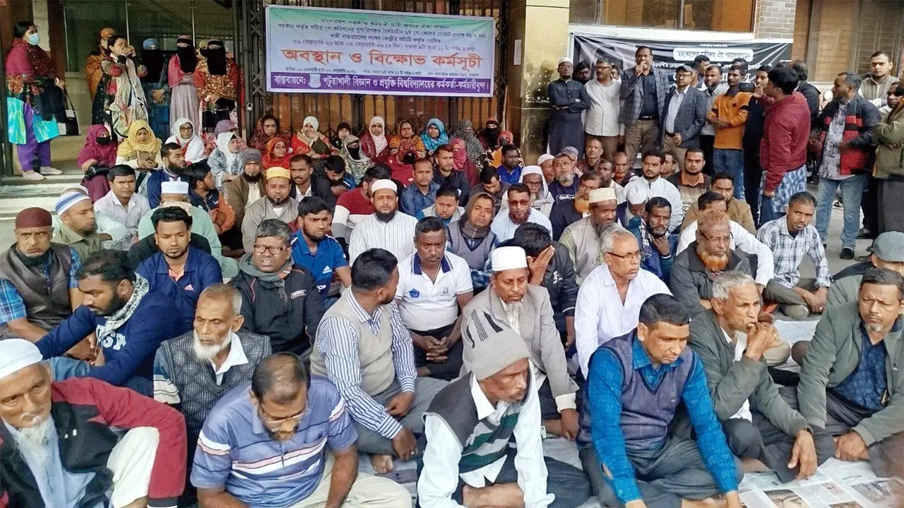 নবম পে-স্কেল বাস্তবায়নের দাবিতে পবিপ্রবিতে কর্মবিরতি, বিক্ষোভ মিছিল