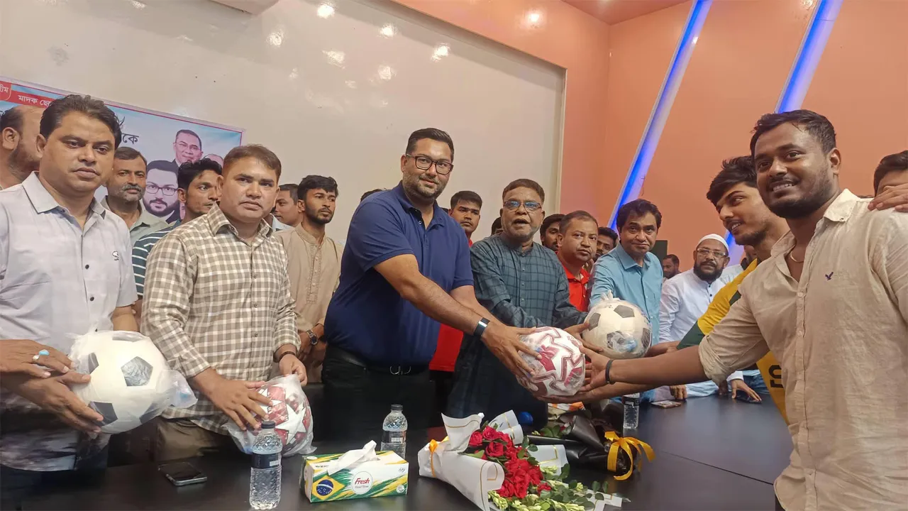 সোনাগাজীতে খালেদা জিয়ার জন্মবার্ষিকীতে দোয়া ও ক্রীড়া সামগ্রী বিতরণ