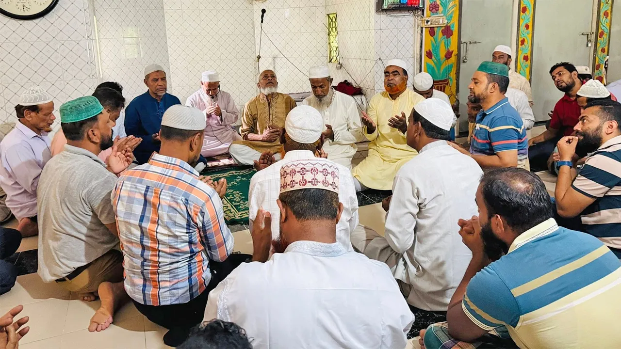মিরসরাই কলেজে এমপি নুরুল আমিনের সুস্থতা কামনায় দোয়া