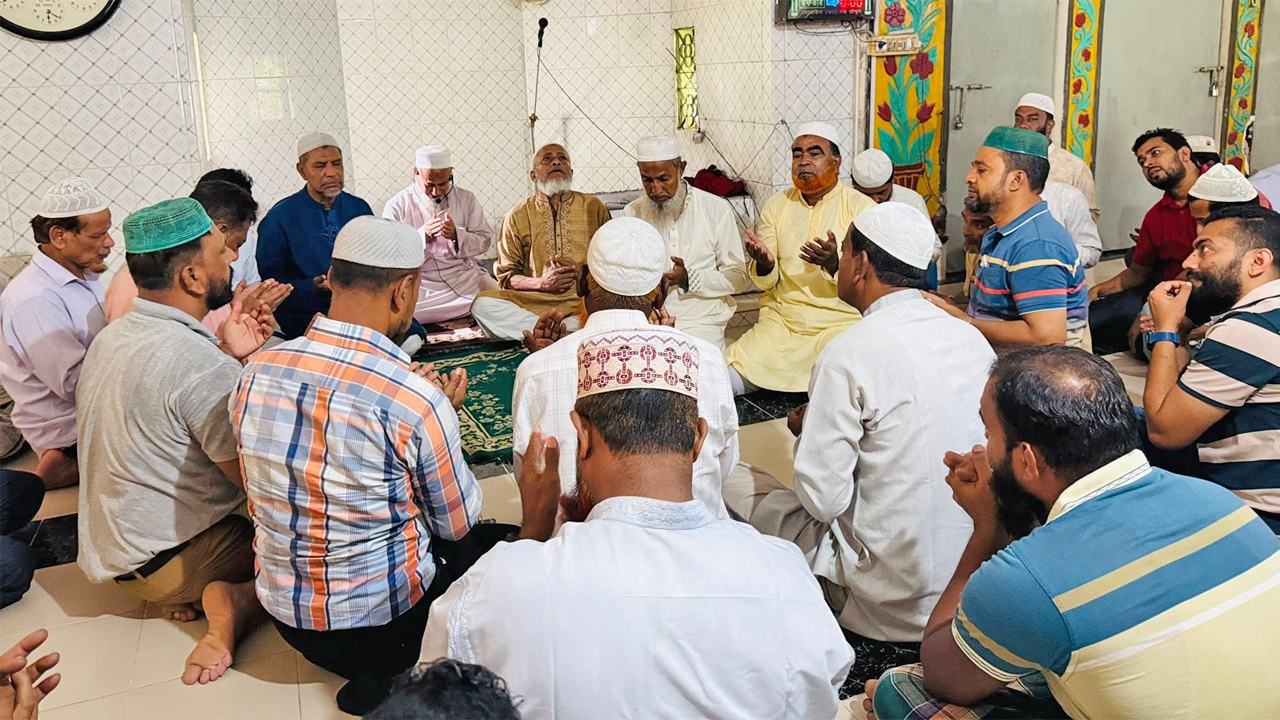 Prayers-for-the-recovery-of-MP-Nurul-Amin-at-Mirsarai-College