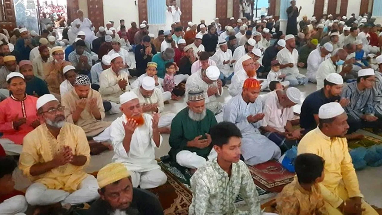 বিমান বিধ্বস্তের ঘটনায় দেশের মসজিদগুলোতে বিশেষ দোয়া ও মোনাজাত