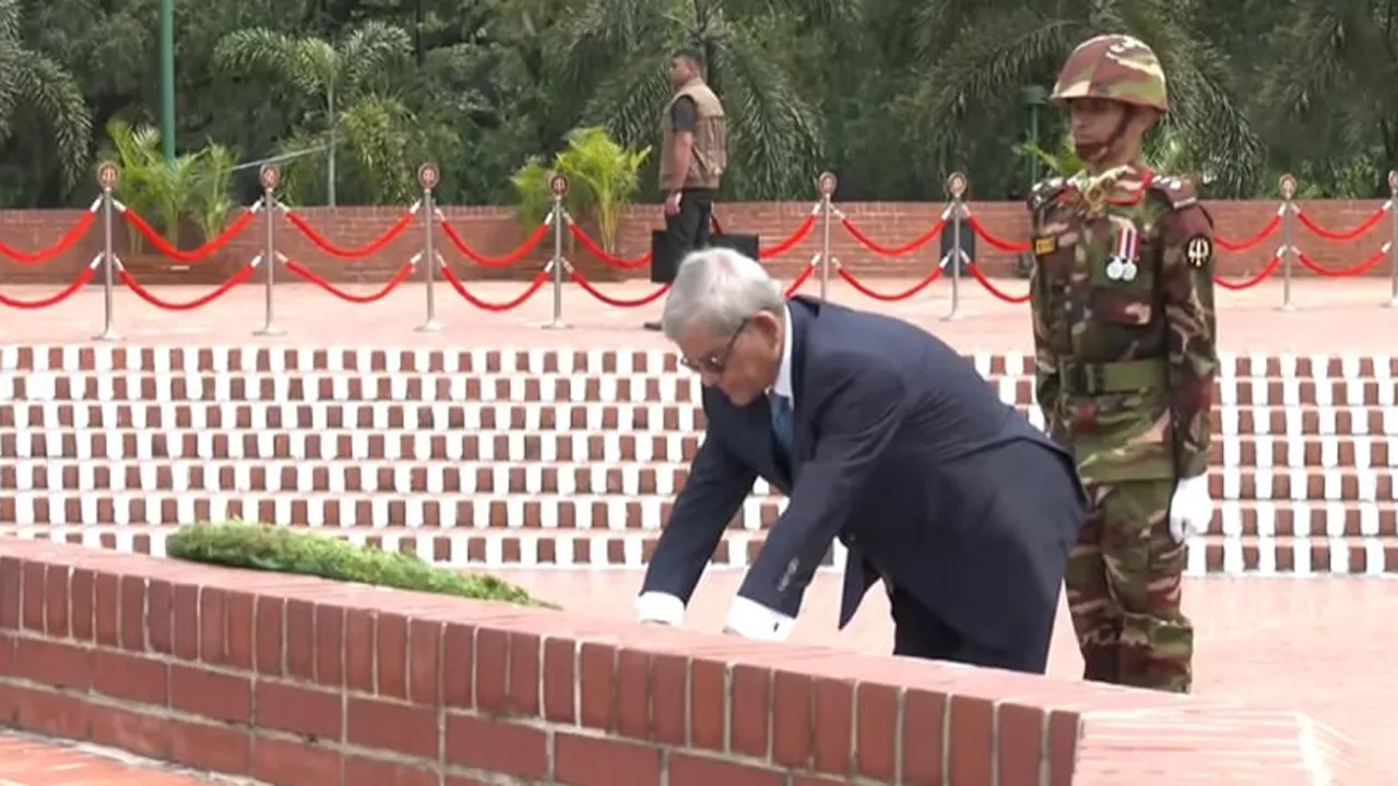 জাতীয় স্মৃতিসৌধে নতুন রাষ্ট্রপতি মির্জা ফখরুলের শ্রদ্ধা