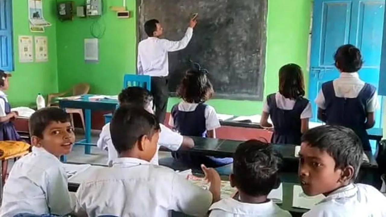 প্রাইমারি স্কুলের শিক্ষকদের অফলাইনে বদলি ও সংযুক্তি সাময়িকভাবে বন্ধ