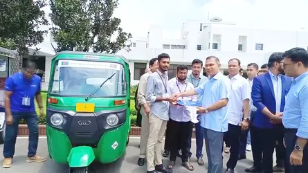প্রধানমন্ত্রীর কাছ থেকে সিএনজি উপহার পেল লোহাগড়ার গুলিবিদ্ধ আজিজুর