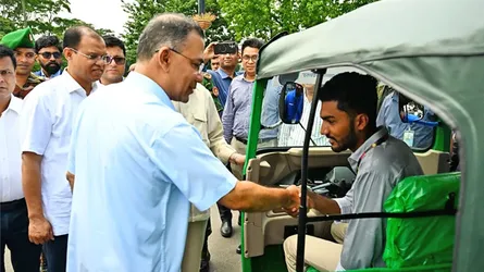 জুলাই যোদ্ধাসহ ৩ জনকে রিকশা উপহার প্রধানমন্ত্রীর