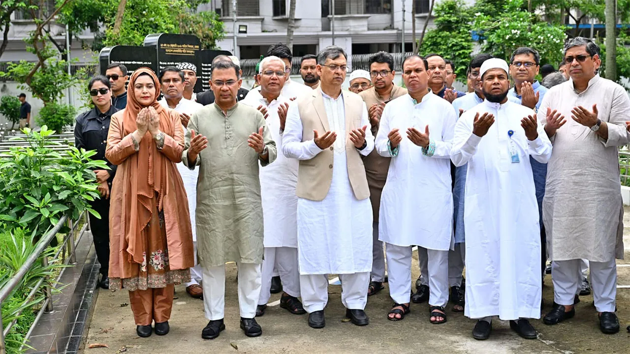 বিডিআর বিদ্রোহে নিহত সেনা কর্মকর্তাদের কবর জিয়ারত প্রধানমন্ত্রীর
