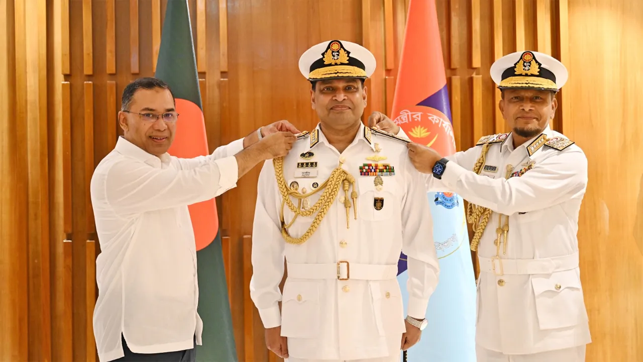 নতুন নৌ-প্রধানকে ভাইস অ্যাডমিরাল র‍্যাংক ব্যাজ পরালেন প্রধানমন্ত্রী