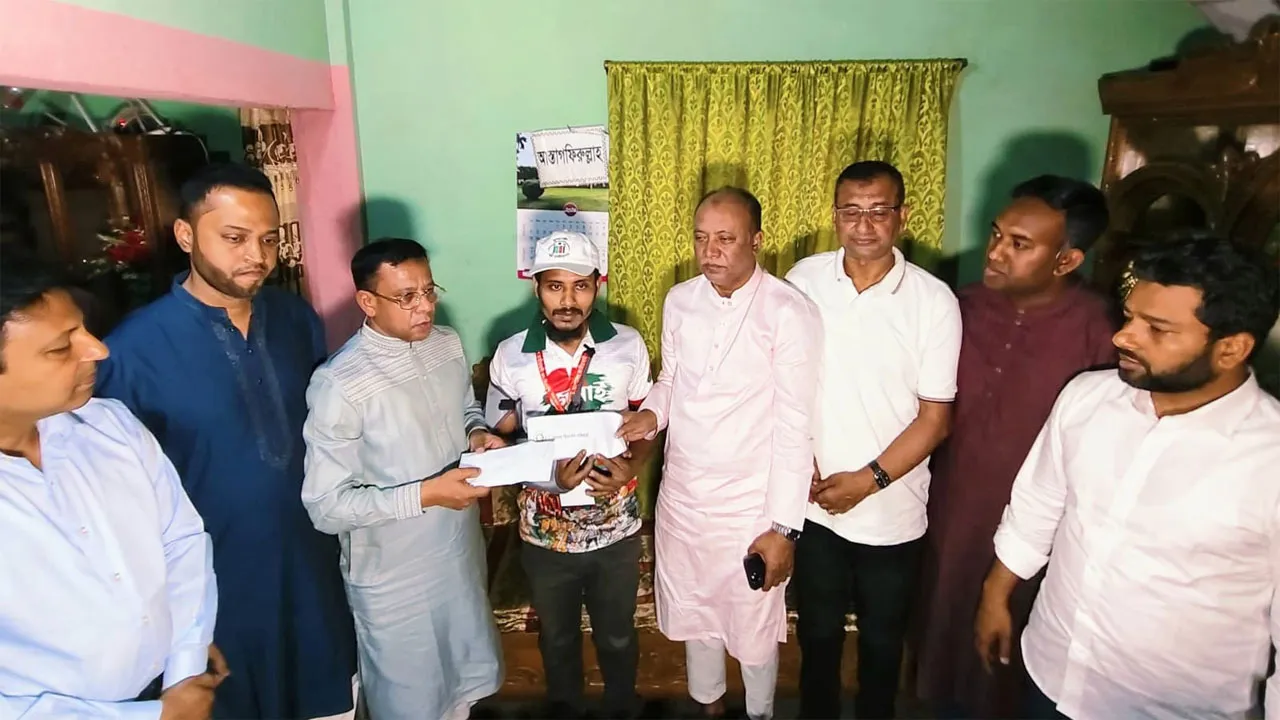 জুলাই অভ্যুত্থানে পুলিশের গুলিতে আহত হোসেনের পাশে প্রধানমন্ত্রী