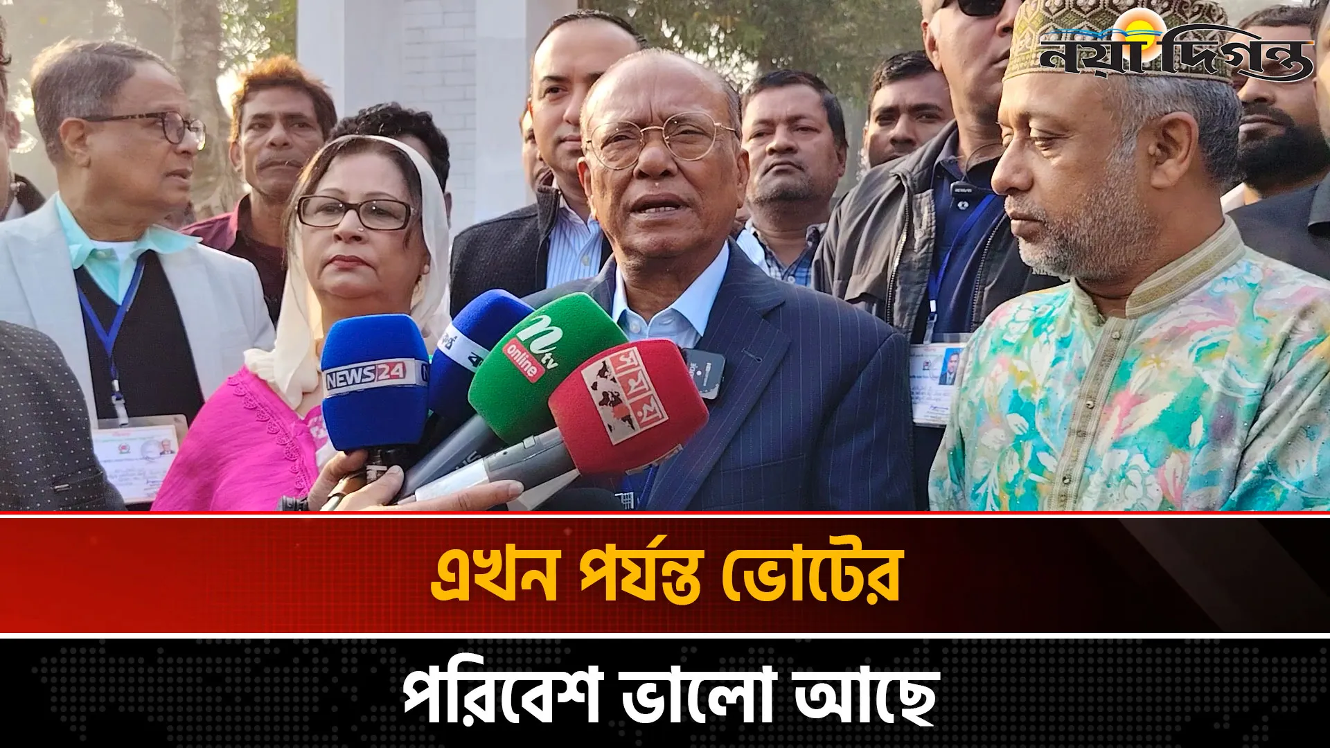 ফেনী-৩ আসনে বিএনপি প্রার্থীর নিজ কেন্দ্রে ভোট প্রদান