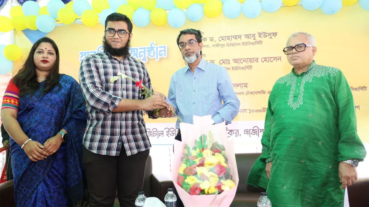 তথ্যপ্রযুক্তির যুগে তাত্ত্বিক শিক্ষার পাশাপাশি ব্যবহারিক শিক্ষাকে সমান গুরুত্ব দিতে হবে
