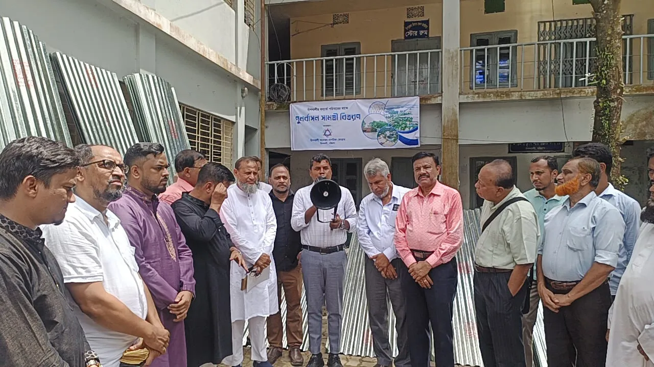 বাঁশখালীতে বন্যার্তদের মাঝে পুনর্বাসন সামগ্রী ও অর্থ সহায়তা বিতরণ