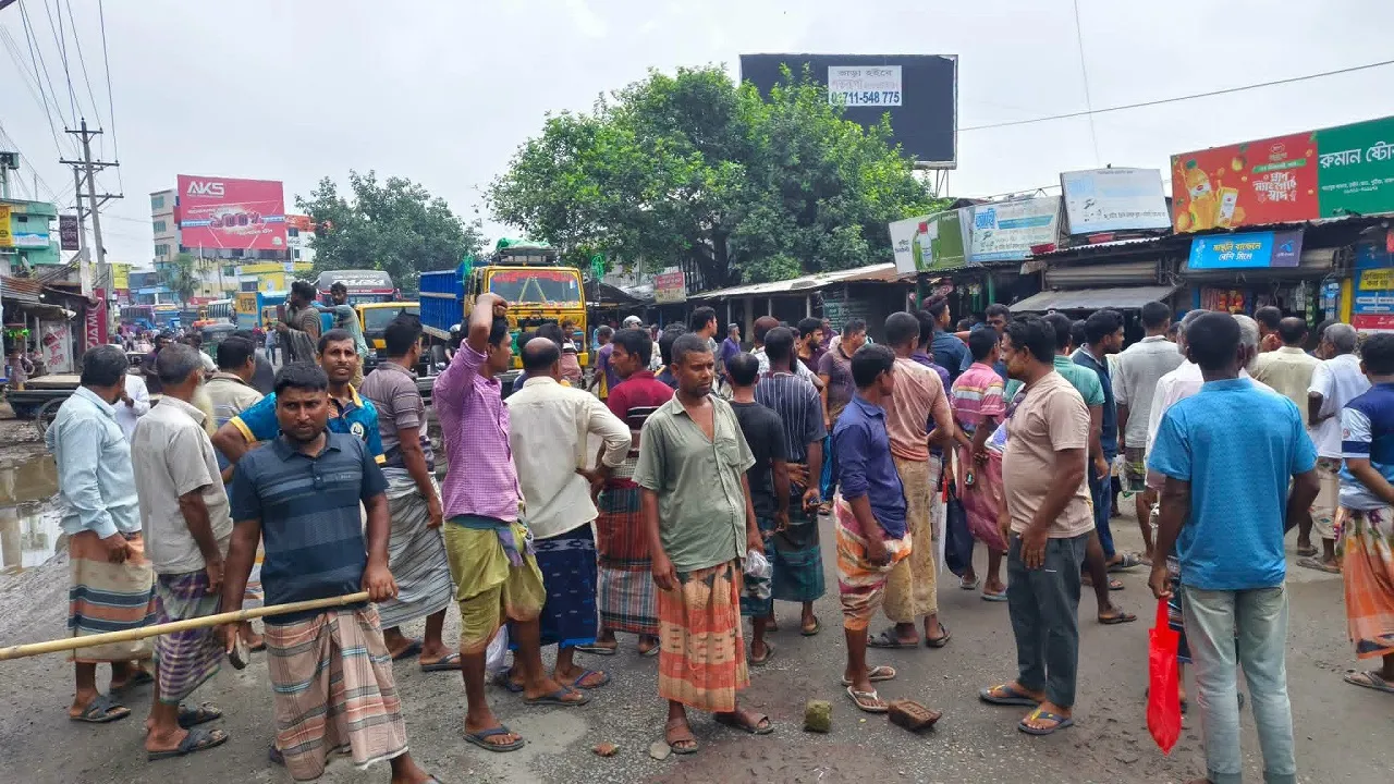রাজশাহীর পুঠিয়ায় সারের দাবিতে মহাসড়ক অবরোধ