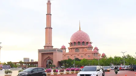 মালয়েশিয়ায় সৌদিয়ান গোলাপী পাথরের মসজিদে বিশ্ব পর্যটকদের ঢল