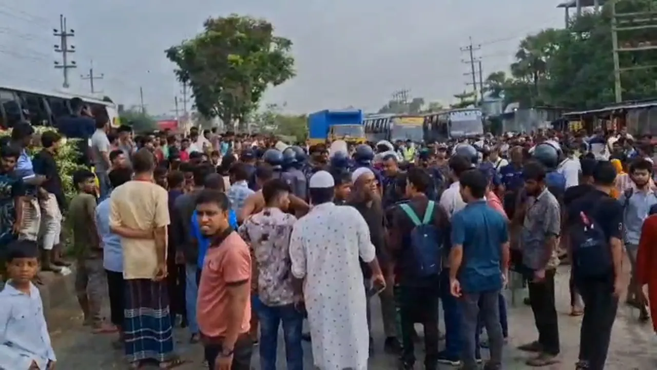 ভারতীয় শ্রমিক-কর্মকর্তাদের অপসারণসহ ১০ দফা দাবিতে মহাসড়ক অবরোধ