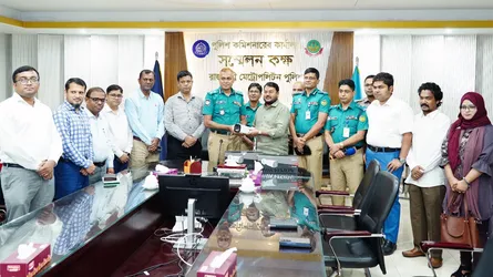 রাসিকের পক্ষ থেকে পুলিশকে ১৫৫ সিসি ক্যামেরা উপহার