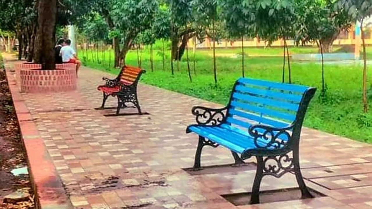 রাসিক প্রশাসকের নির্দেশে রামেক ক্যাম্পাসে বেঞ্চ স্থাপন