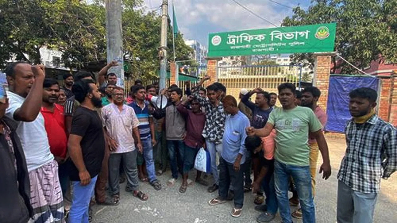 রাজশাহীতে জরিমানার পরিমাণ কমানোর দাবিতে অটোচালকদের বিক্ষোভ
