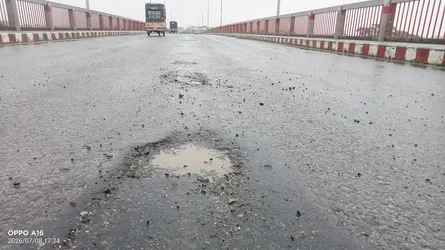 ঝালকাঠি-রাজাপুর মহাসড়কে বৃষ্টিতেই উঠে যাচ্ছে কার্পেটিং, জনদুর্ভোগ শুরু