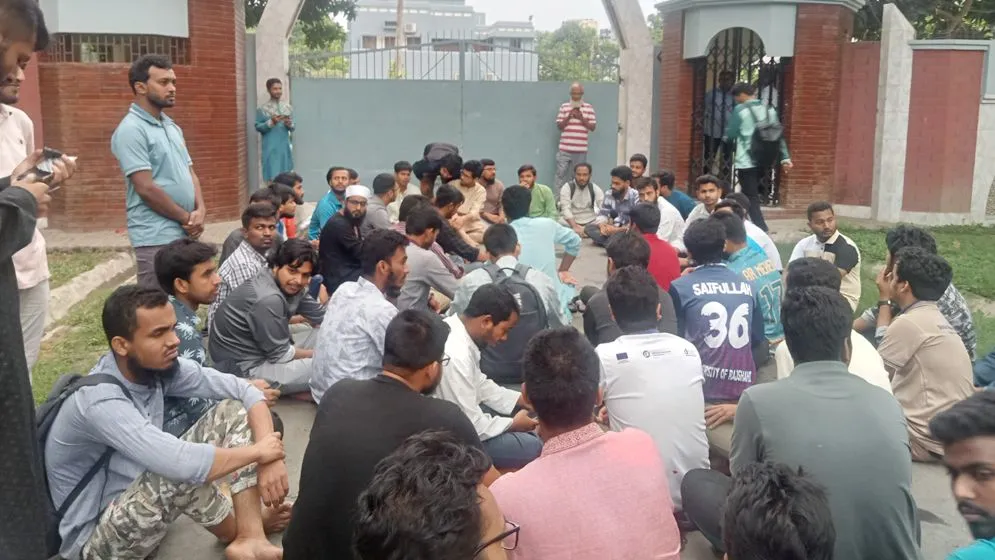 রুয়া নির্বাচন স্থগিতের প্রতিবাদে রাবি ভিসির বাসভবন ঘেরাও