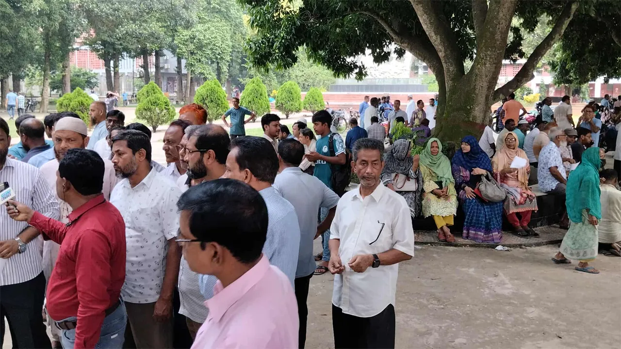 পোষ্যকোটা ইস্যুতে পূর্ণদিবস কর্মবিরতিতে রাবির শিক্ষক-কর্মকর্তারা