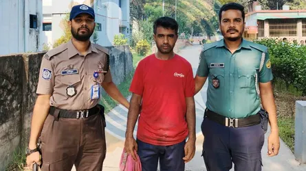 রুয়েটে খাবারে ভেজাল মেশানোর অভিযোগে কর্মচারী আটক