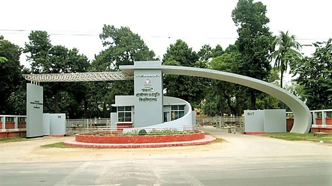 জুলাই অভ্যুত্থানে হামলা ও কর্মস্থলে অনুপস্থিতের ঘটনায় রুয়েট শিক্ষকসহ বরখাস্ত ৩