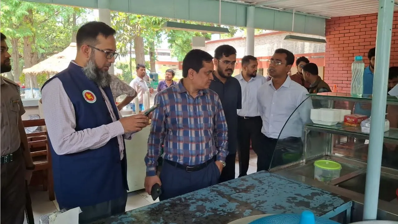 রুয়েটে শিক্ষার্থীদের নিরাপদ খাদ্য নিশ্চিত করতে ভোক্তা অধিকারের অভিযান