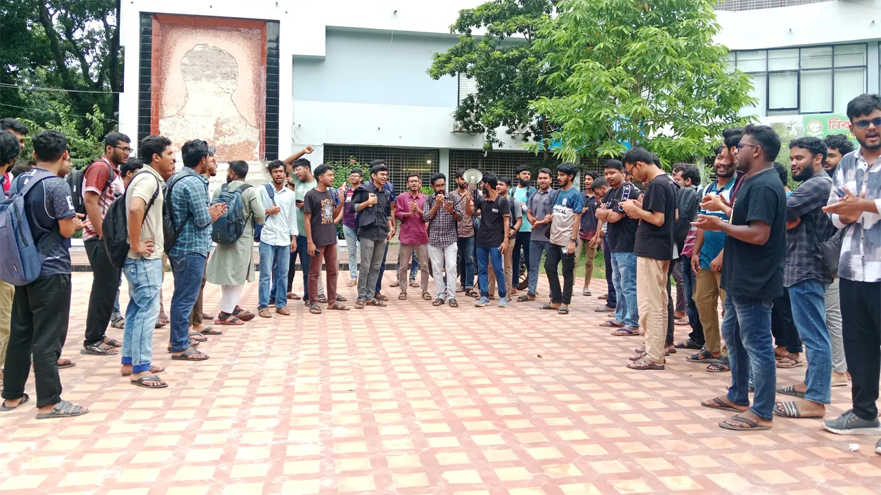 মিটফোর্ডে ব্যবসায়ীকে পাথর মেরে হত্যা, রুয়েটে বিক্ষোভ