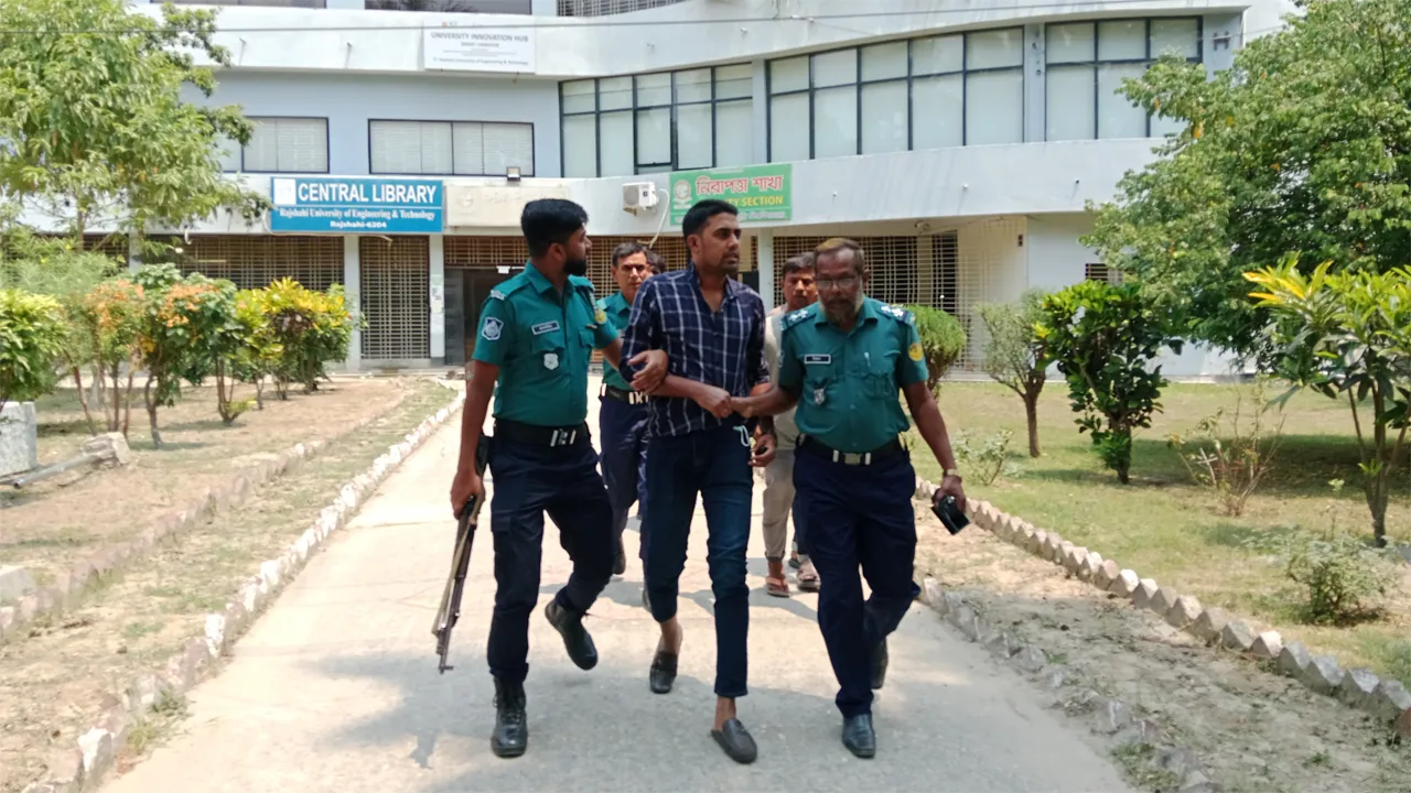 জুলাই অভ্যুত্থানে হামলায় অভিযুক্ত রুয়েট কর্মকর্তাকে পুলিশে সোপর্দ