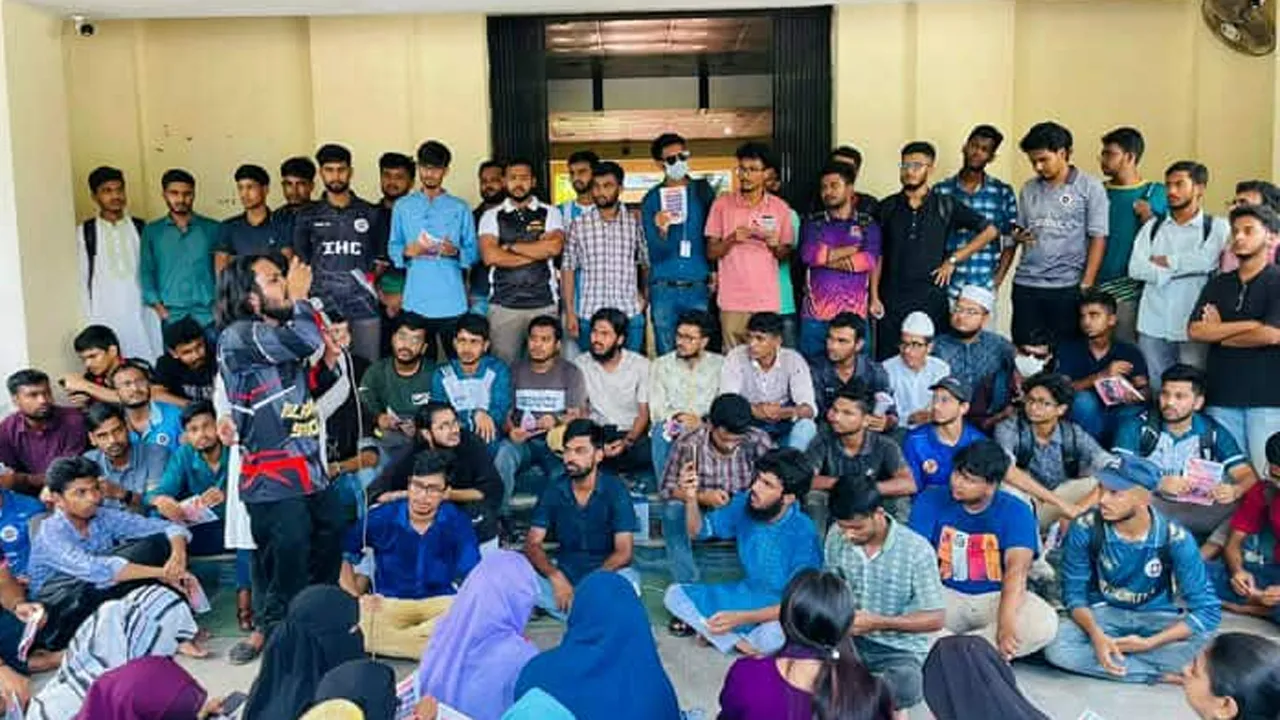 রাবি সংস্কারে ৯ দফা দাবিতে প্রশাসন ভবন ঘেরাও করে শিক্ষার্থীদের বিক্ষোভ