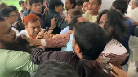 উপ-রেজিস্ট্রারের দাঁড়ি ধরে টান, প্রোভিসিকে গলা চেপে সিঁড়িতে ফেললেন আন্দোলনকারীরা