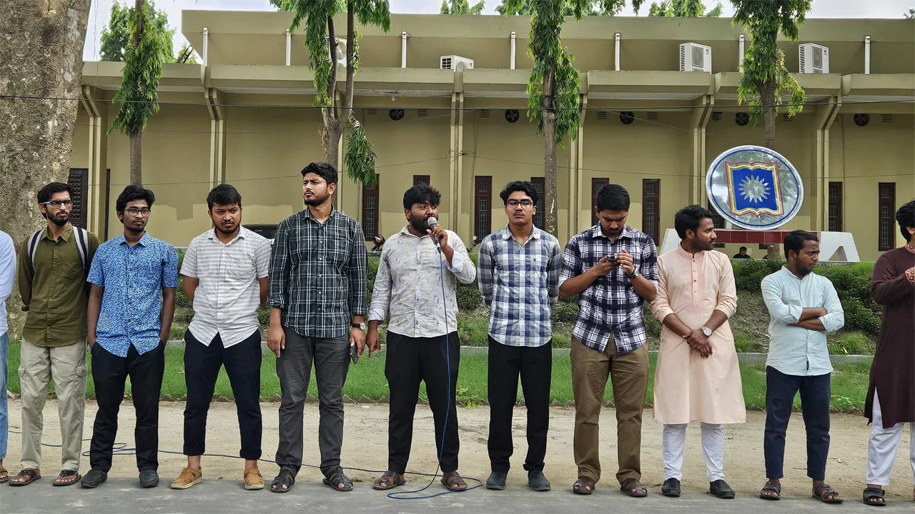 রাবিতে শতভাগ আবাসন ও রাকসুর পূর্ণাঙ্গ তফসিল ঘোষণার দাবিতে মানববন্ধন