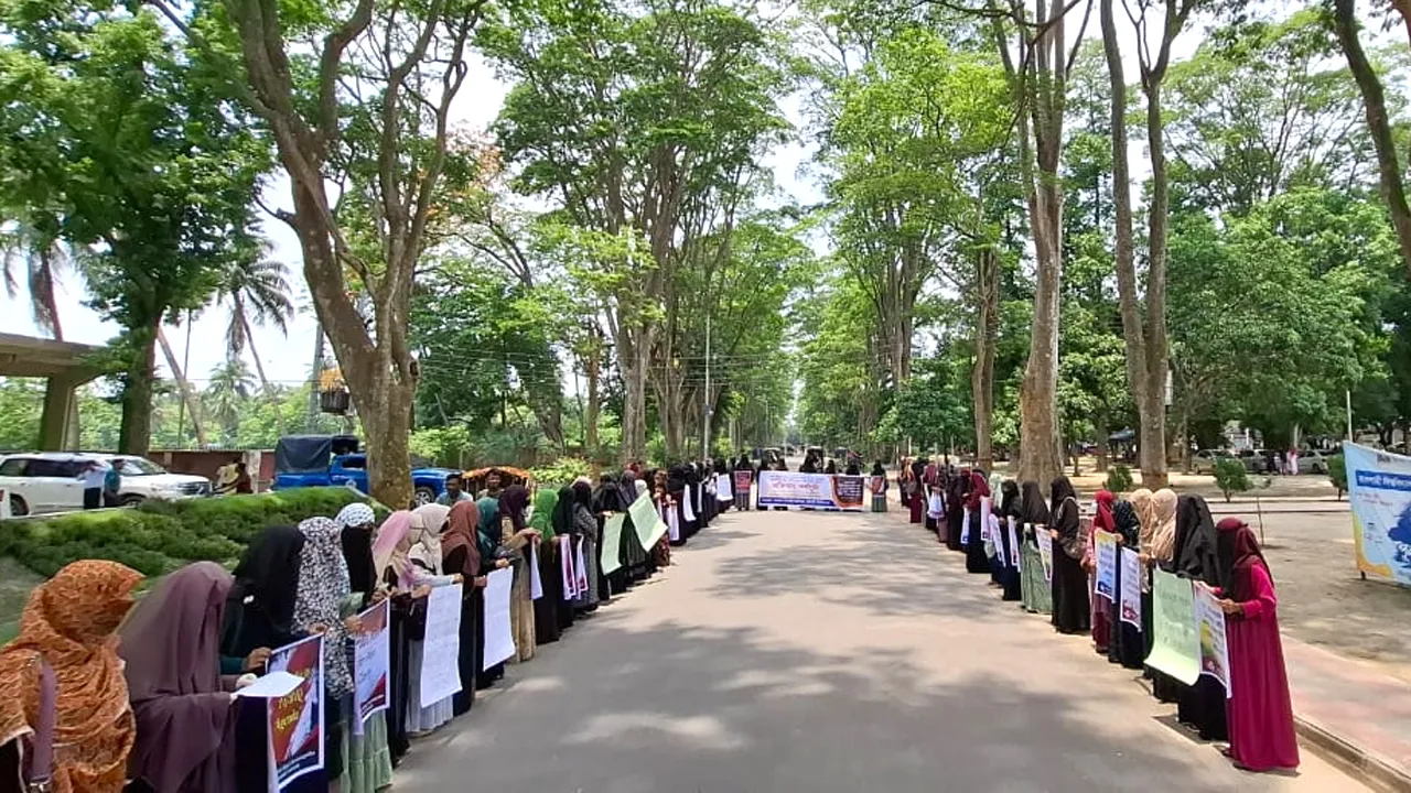 নারীবিষয়ক সংস্কার কমিশন বাতিলের দাবিতে রাবি ছাত্রীসংস্থার প্রতিবাদ