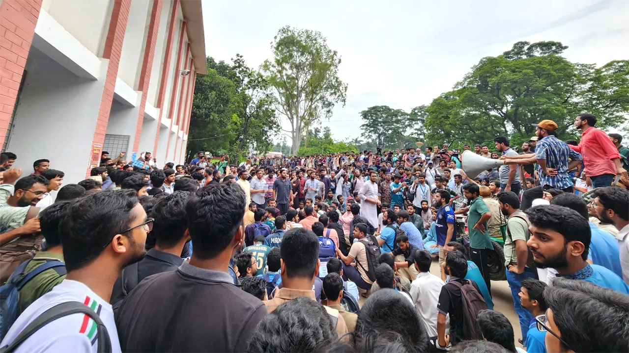 রাকসুর কার্যালয় ভাঙচুর, মুখোমুখি শিক্ষার্থী-ছাত্রদল