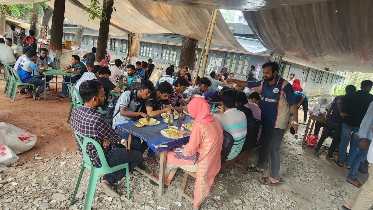 রাবিতে অসচ্ছল শিক্ষার্থীদের পাশে শাকিল দেওয়ান
