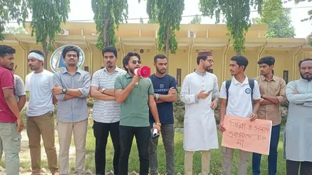 রাবি শিক্ষার্থীকে ছাত্রদল নেতার ছুরিকাঘাত করার প্রতিবাদে বিক্ষোভ